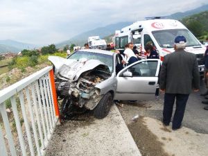 Otomobil Köprü Direğine Saplandı: 1 Ölü, 3 Yaralı