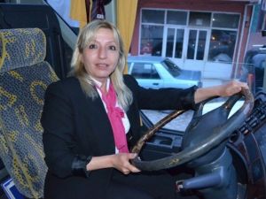 Kadın Vekil Adayı Otobüsün Direksiyonuna Geçti
