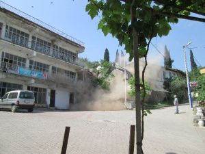 Gemlik’te Metruk Binalar Yıkılıyor
