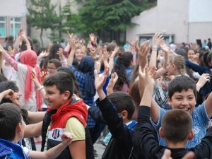 Öğrenciler Bahar Şenliğinde Stres Attı