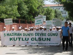 Öğrencilerden Çevre Yürüyüşü