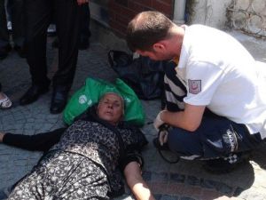 Kaçak İçki Satışı Yapan 70’lik Teyze, Polisi Görünce Bayılma Numarası Yaptı