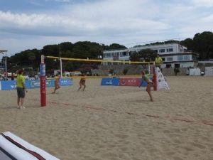 Burhaniye’de Plaj Voleybolu Balkan Şampiyonası Başladı