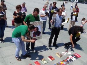 Gökçe Fırat İçin Adliye Önünde Kitap Okuma Eylemi
