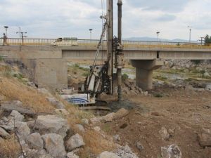 Burhaniye’de Karınca Deresi Köprüsünün Yapımına Başlandı