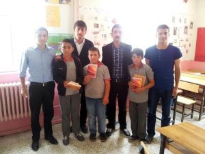 Sorgun Aktif Gençlik Topluluğundan Öğrencilere Kitap Hediyesi