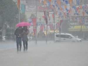 Bolu’da Yoğun Yağmur Hayatı Felç Etti