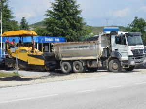 Düzce Belediyesi Asfalt Ekibi Çalışıyor