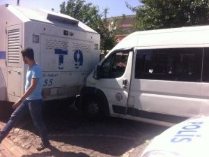 Minibüs TOMA’ya Çarptı: 4 Yolcu Yaralandı