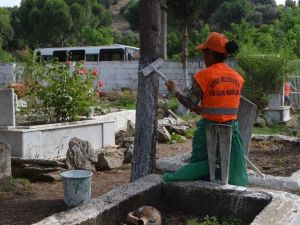 Söke’de Ramazan Ayı Öncesi Mezarlıklar Temizleniyor