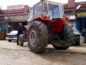 Sürücü Traktörün Farını Sökerken Düşüp Yaralandı