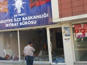 HDP Mitinginin Ardından AK Parti İrtibat Bürosuna Taşlı Saldırı