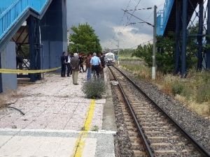 Raylardan Geçmek İsterken Trenin Altında Kaldı