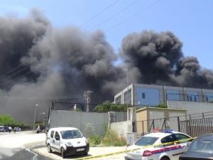 Silivri’deki Fabrika Yangınına Müdahale Sırasında Bir İtfaiye Eri Öldü