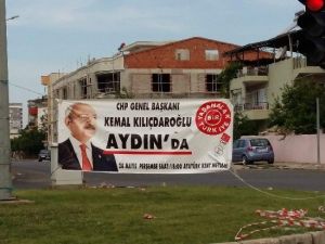 Liderlerin Pankartları Asılı Kaldı
