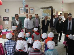 Tosya’da Tapu Müdürlüğü Ekincik Köyü’ne Kütüphane Bağışladı