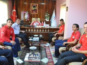 Ataşbak Rekortmen Atletleri Kabul Etti