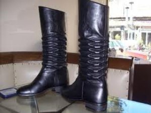 Efelerin Körüklü Çizmesi Zamana Direniyor