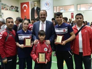 Mamak’ta Yılın Sporcuları Ödüllendirildi