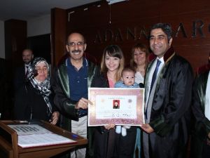 Genç Avukat 5 Aylık Oğluyla Ruhsatını Aldı