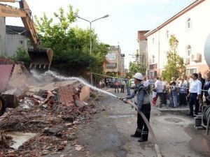 Başaran Mahallesinde Kamulaştırılan Binalar Yıkıldı