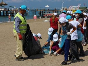 Aksu’da Öğrenciler Plajları Temizledi