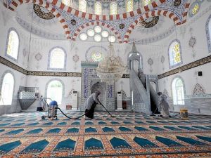 Başiskele Camilerinde Ramazan Temizliği