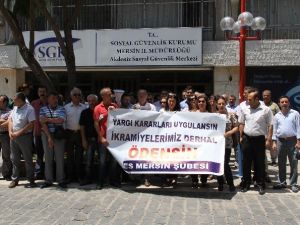 Mersin’de SGK Ve İŞKUR Çalışanları İkramiyelerinin Ödenmesini İstedi