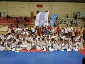 Burhaniyeli Minikler Ayvalık’ta Büyük Başarı Gösterdi