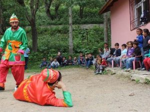 Hacivat-karagöz Oyunu Kürtçe Sahnelendi