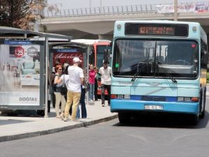 İzmirliler Ücretsiz Ulaşımın Keyfini Sürüyor