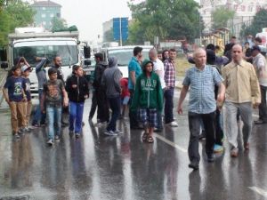 Yağmurun Altında Yol Kapatıp Eylem Yaptılar