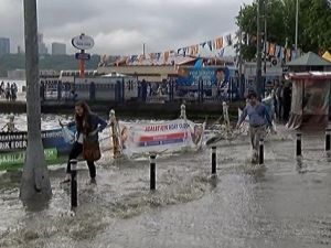 Üsküdar’da Denizle Kara Birleşti, Vatandaşlar Kepçeyle Taşındı