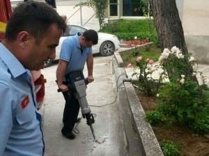 Yağmur Suyu Borusuna Sıkışan Kediyi İtfaiye Ekipleri Kurtardı
