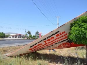 MHP’li Yıldız’ın Reklam Tabelalarına Zarar Verdiler