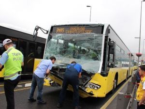 Ayvansaray’da İki Metrobüs Çarpıştı: 3’ü Ağır 16 Yaralı