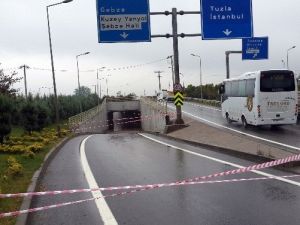 Kocaeli’de Sağanak Yağmur Trafiği Felç Etti