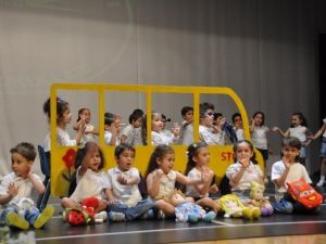 GKV’nin Miniklerle Dansların Büyüsü Göz Kamaştırdı