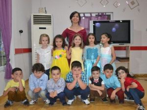 Anaokulunu Bitiren Minik Öğrencilere Mezuniyet Gecesi