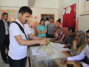 Hakkari’de Oy Kullanma İşlemi Başladı