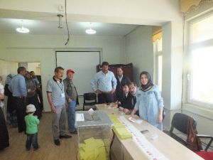 Malazgirt’e Seçmenler Oylarını Kullanmaya Başladı