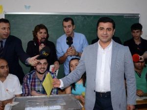 Hdp Genel Başkanı Demirtaş, Oyunu Kullandı