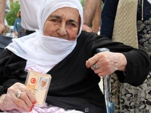 93 Yaşındaki Fatma Ninenin Oy Kullanma Çilesi