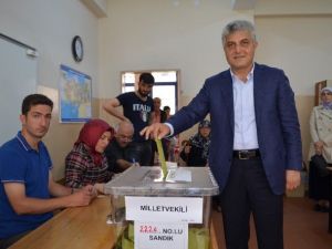 Başkan Gümrükçüoğlu Ve AK Parti Milletvekili Adayları Oylarını Kullandılar