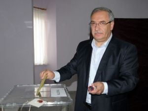 Vali Nayir Ve Eşi Oyunu Kullandı