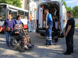 Huzurevi Sakinleri, Ambulanslarla Oy Kullanmaya Götürüldü