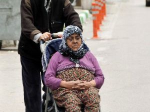 40 Yıllık Hayat Arkadaşını Bebek Arabasıyla Sandığa Taşıdı