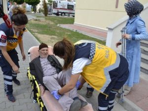 Yaşlı Adam Oy Kullanmaya Ambulansla Götürüldü