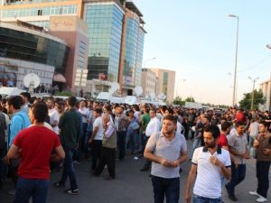 Diyarbakır’da İl Seçim Kurulu’nun Önünde Gergin Bekleyiş