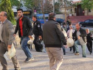 Oy Pusulalarını Adliyeye Getiren Sandık Görevlileri İlginç Görüntüler Oluşturdu